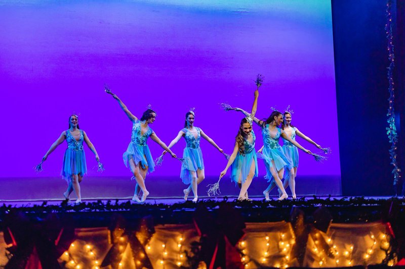 2022 12 07 Holiday Spectacular 350